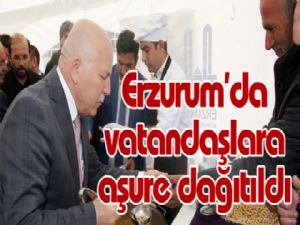 Erzurum'da vatandaşlara aşure dağıtıldı