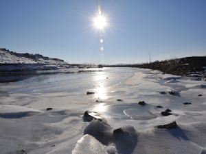 Hava sıcaklığının eksi 19'u gördüğü Kars'ta, Kars Çayı dondu