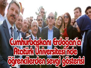 Cumhurbaşkanı Erdoğan'a Atatürk Üniversitesi'nde öğrencilerden sevgi gösterisi