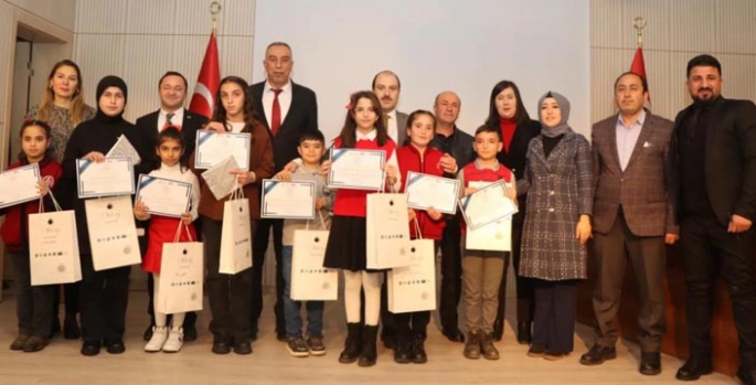 İstiklal Marşı'nı en güzel okuyanlar ödüllendirildi