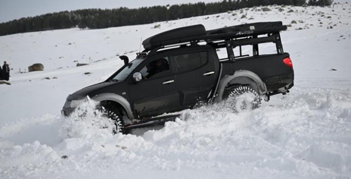 Kar üzerinde off-road gösterisi nefes kesti