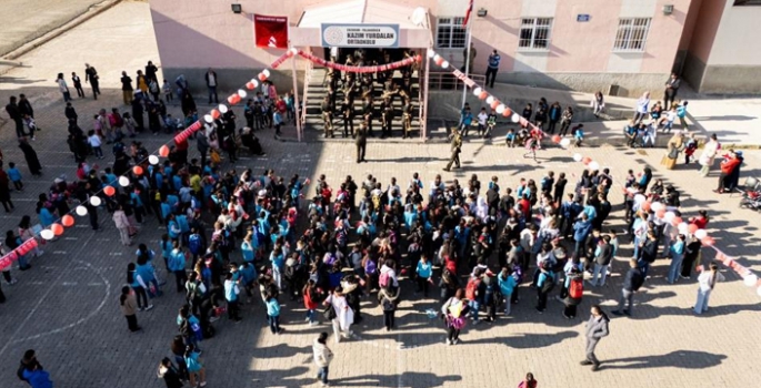 Kolordu bandosu ortaokulda konser verdi