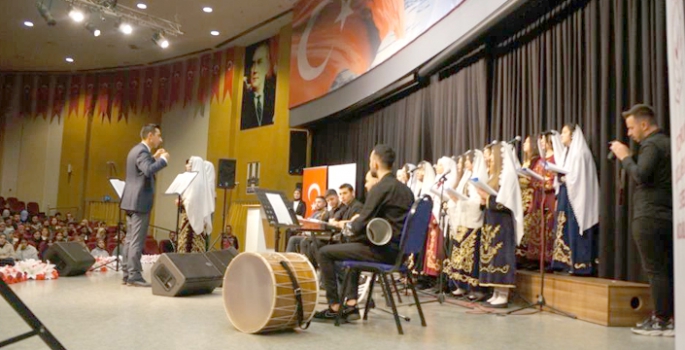 Konser verip, sergi açtılar