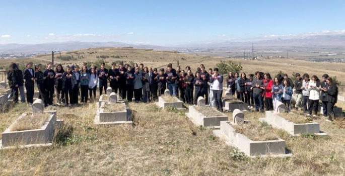 Lise öğrencileri Aziziye tabyalarını gezdi