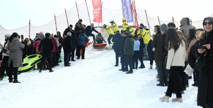 Öğrenciler kızak pistinde doyasıya eğlendi