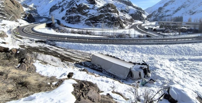 Oltu yol ayrımında facia! TIR şarampole yuvarlandı