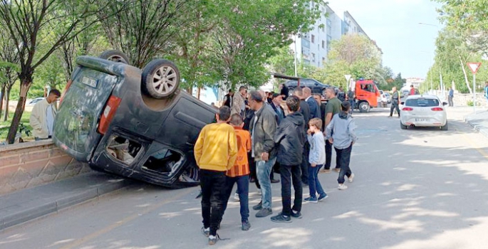 Otomobil ile ticari araç çarpıştı: 6 yaralı