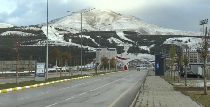 Palandöken beyaz gelinliğini giydi