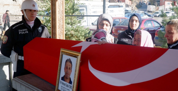 Polis memuru Erzurum’da gözyaşı ve dualarla uğurlandı