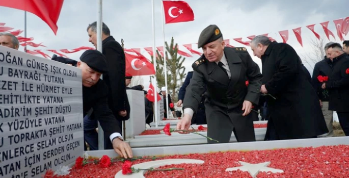 Şehit annesi şehitliği feryadıyla inletti