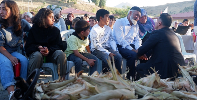 Şehit babası çocukları sevindirdi