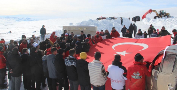 Şehitleri anmak için araç boyu karda şehitliğe gittiler