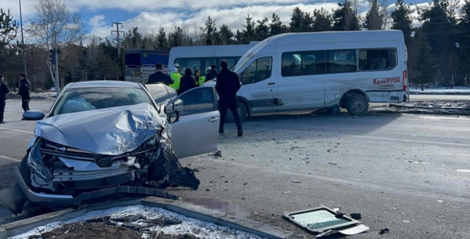 Servis aracı ile otomobil çarpıştı: 6 yaralı