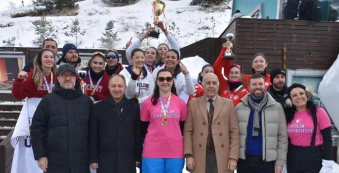 ÜNİLİG Kar Voleybolu şampiyonları kupalarını aldı