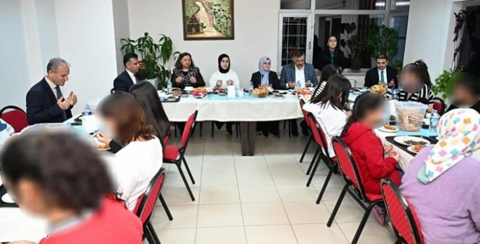 Vali Çiftçi ile eşi çocuklarla iftar yaptı