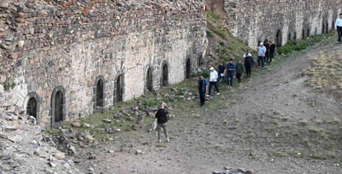 Vali Çiftçi, tabyaları elleriyle temizledi