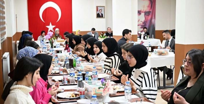 Vali Çiftçi ve eşi öğrencilerle iftar yaptı