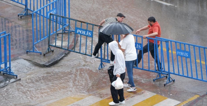 Vatandaşın yağmurla sınavı