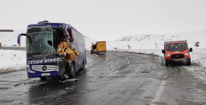 Yolcu otobüsüyle tır çarpıştı: 1 ölü, 3 yaralı