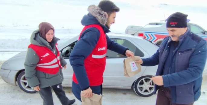 Yolda kalanlara Kızılay yetişti